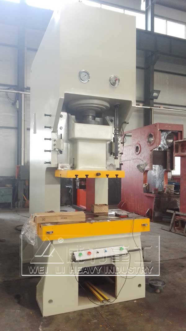 200噸液壓沖床車間實物圖