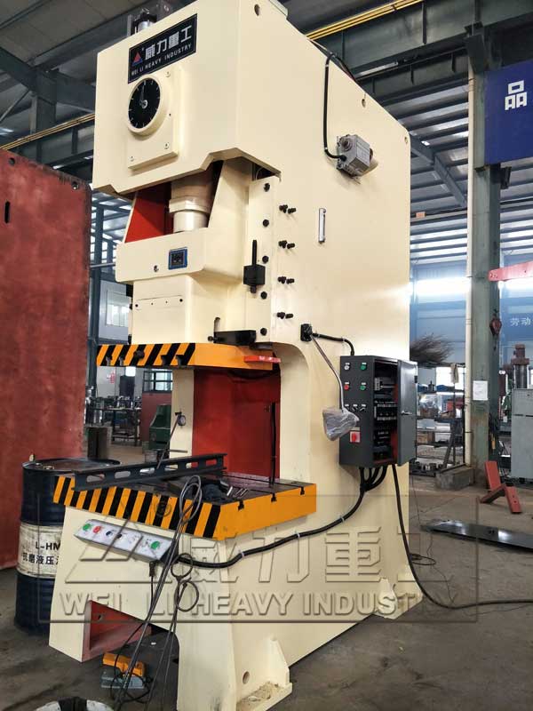 200噸沖床車間實物圖