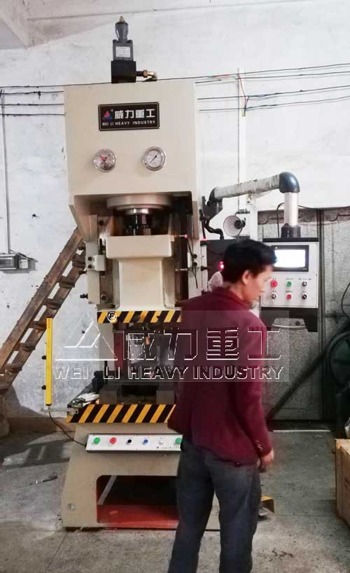 液壓沖床客戶使用現(xiàn)場圖