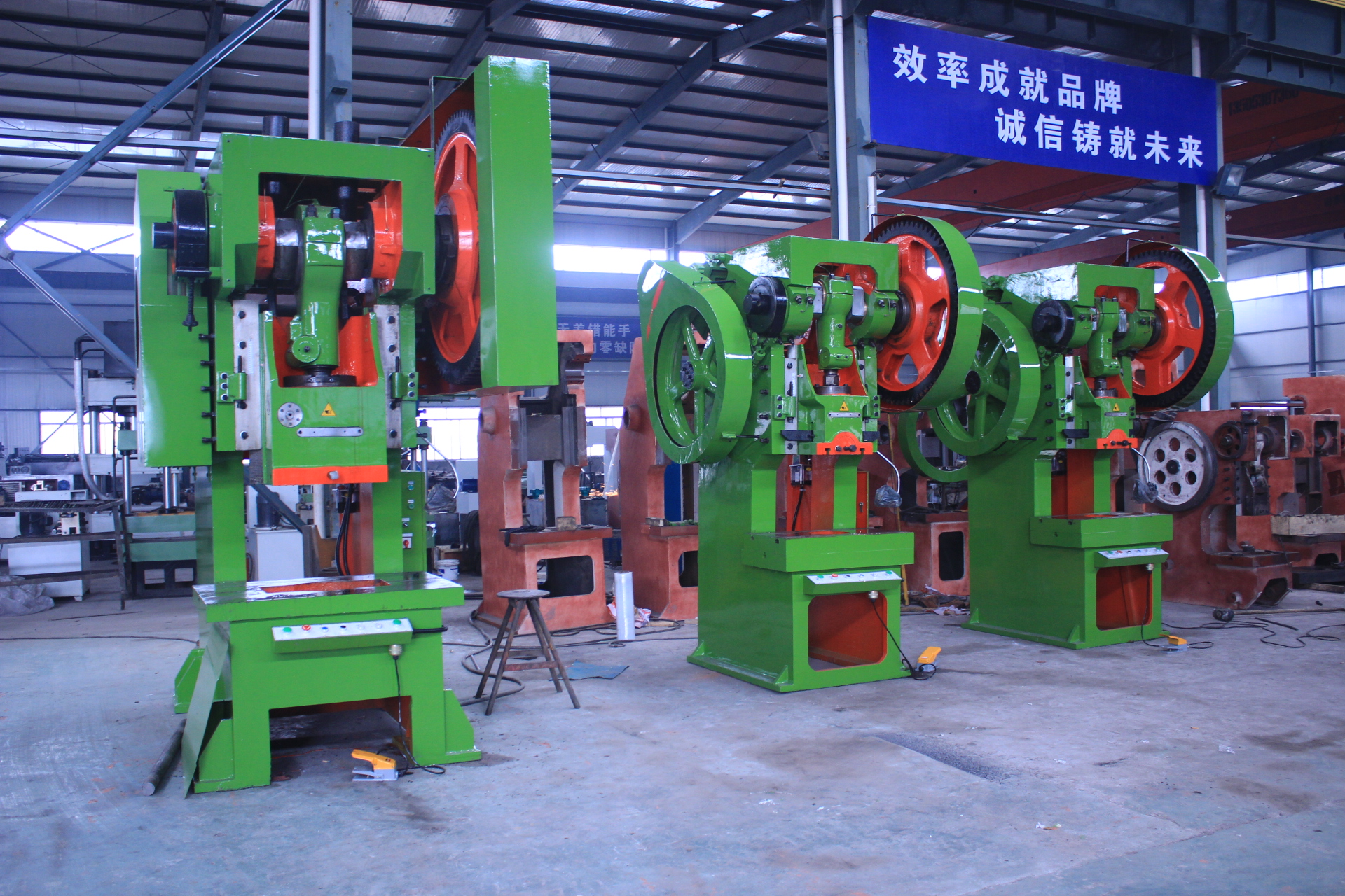 沖壓機(jī)床訂購(gòu)型號(hào)為：J23開(kāi)式可傾沖壓機(jī)床（沖床)：3臺(tái)，J21開(kāi)式固定臺(tái)沖壓機(jī)床（沖床）：4臺(tái)?，F(xiàn)在貨已發(fā)至寧夏大武口礦機(jī)公司投產(chǎn)使用中，以下為發(fā)貨時(shí)拍攝實(shí)景圖